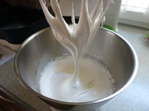 Ribiselkuchen mit Schneehaube